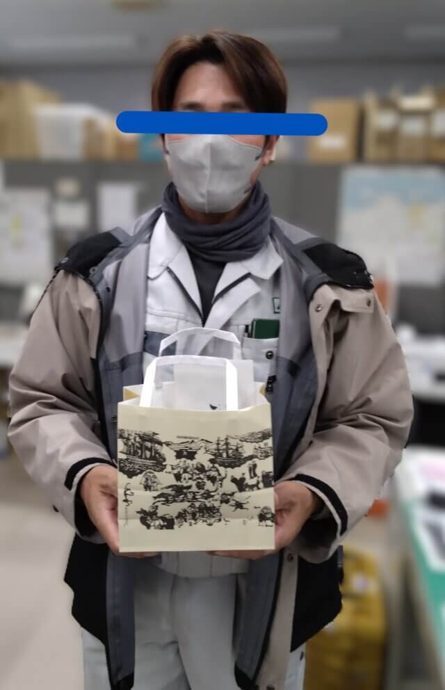 社員にカステラが配布されました