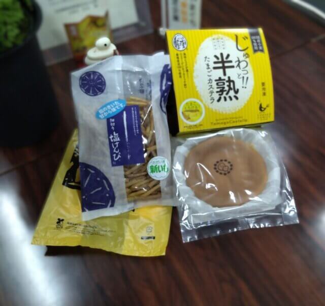 社長より全社員に研修旅行（高知県）のお土産が支給されました